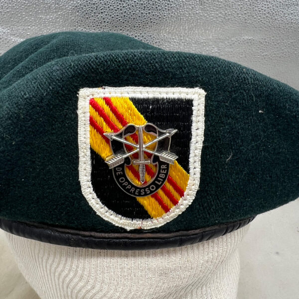 US Army 5th Special Forces Group Green Beret 1974 Size 7 1/4 - Image 2