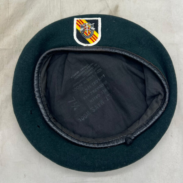 US Army 5th Special Forces Group Green Beret 1974 Size 7 1/4 - Image 3