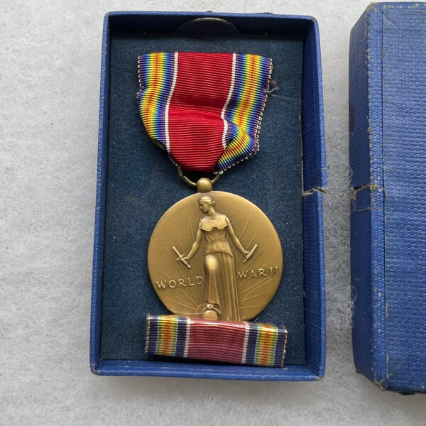 WW2 US Victory Medal Boxed With Ribbon Bar - Image 2
