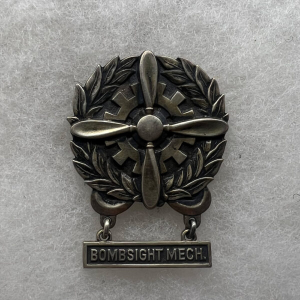 WW2 US Army Air Force Technician Badge With Bombsight Mechanic Bar